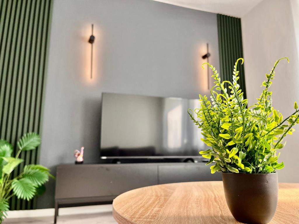 Una sala de estar con una mesa y un televisor. en Living dream in Halle, en Halle an der Saale