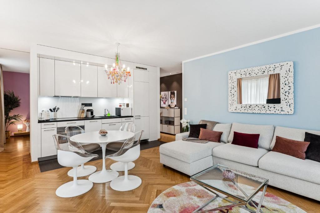 a living room with a white couch and a table at Btqluxtoplocationacfreeparking in Zürich