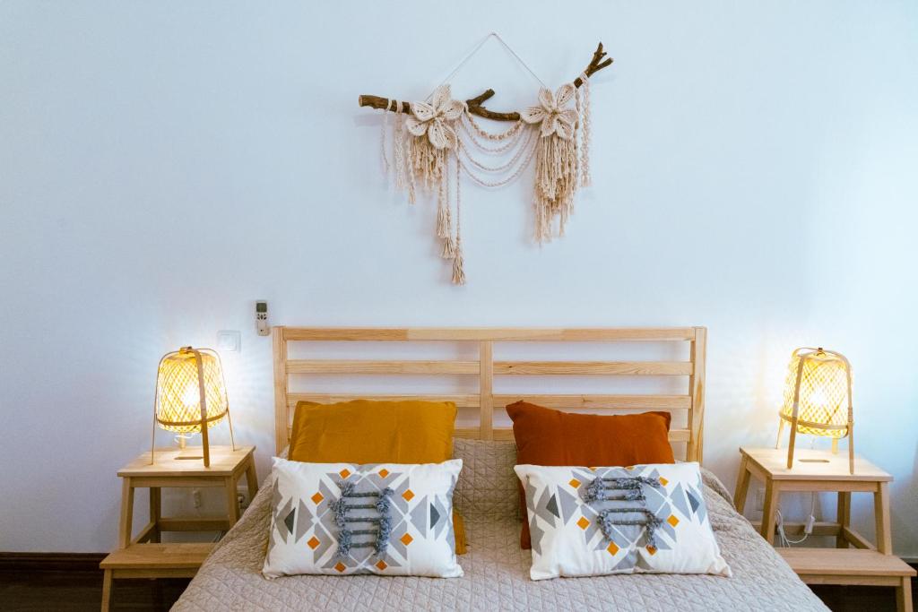 une chambre avec un lit avec deux lampes sur deux tables dans l'établissement Casa Portus - Turismo Rural, à Faro