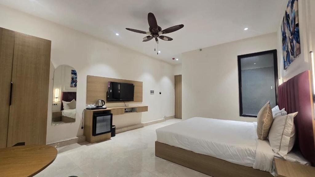 Ένα ή περισσότερα κρεβάτια σε δωμάτιο στο HOTEL AMBER inn