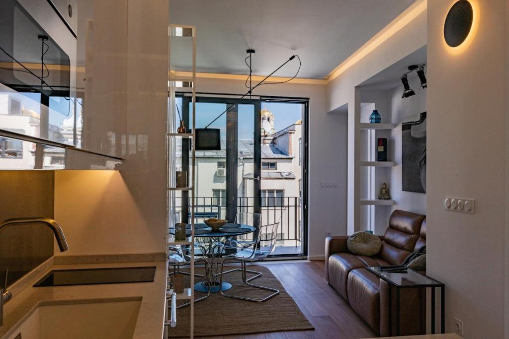 Luxurious 2BD on Crystal Garden