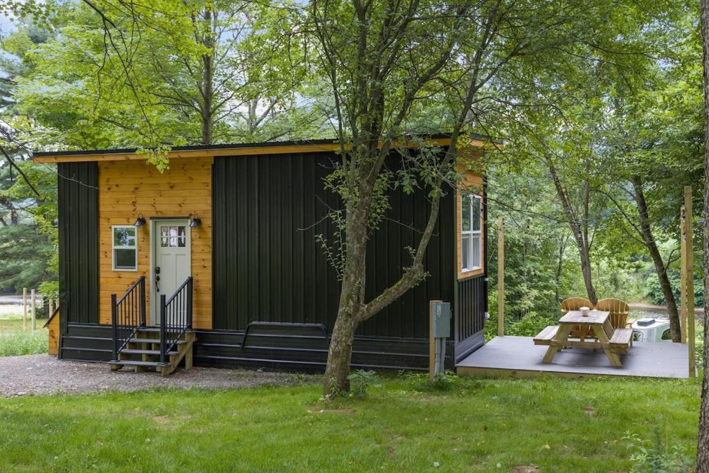 Zahrada ubytování Riverside Tiny House with hot tub near Stowe