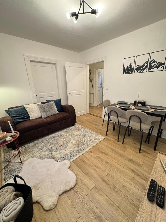 una sala de estar con un sofá y una mesa en Munst-Air Lodge - Stay between Vosges and vineyard, en Munster