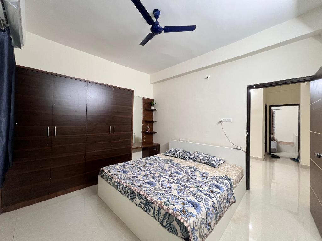 Un dormitorio con una cama y un ventilador de techo. en Srinagar comfort inn 2 BHK Flat in Anantapur, en Anantapur