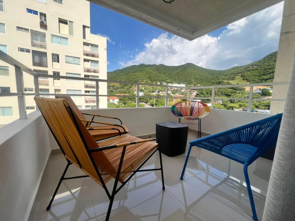 a balcony with two chairs and a view at El Rodadero, 4 habitaciones con piscina y terraza in Gaira