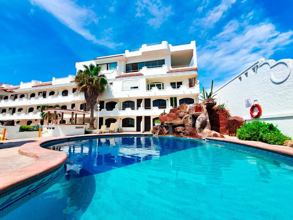 una gran piscina frente a un edificio en Hotel Vistamar, en Mazatlán