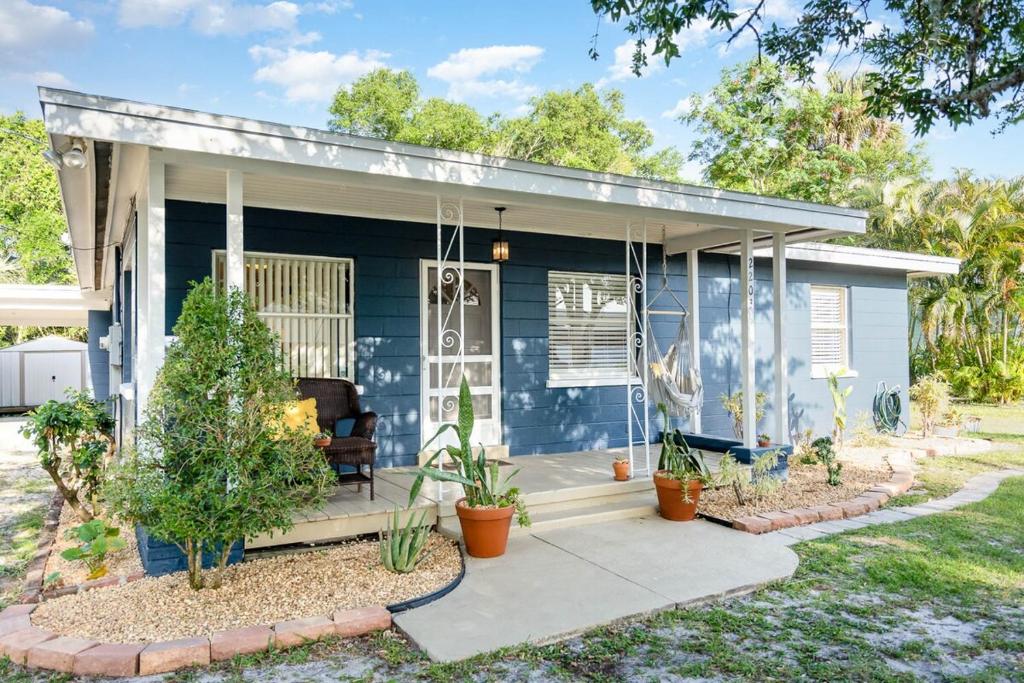 メルボルンにある3BR Oasis - Close to FIT, Downtown and Beachesの青い家