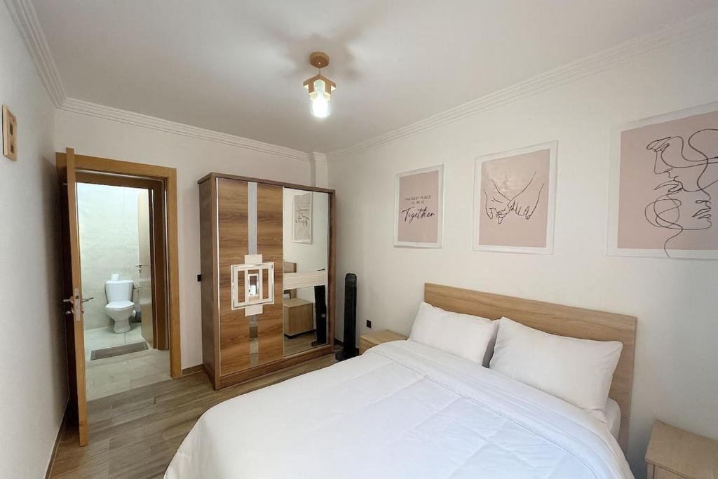 马拉喀什NS 53 by KMREI Properties的一间带白色床的卧室和一间浴室