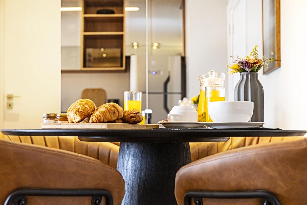 un tavolo con un vassoio di croissant e pane sopra di Expand 2958 - Pinheiros a San Paolo