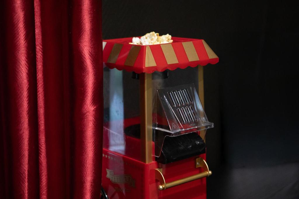 Hollywood Night-Jacuzzi & Private Movie Theater – photo 24