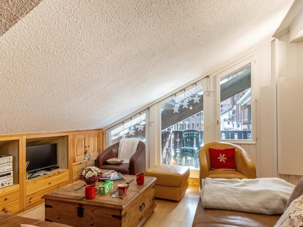 un salon avec un canapé et une télévision dans l'établissement Duplex 3 pièces avec wifi et parking, 6 pers., au pied des pistes à Val-d'Isère - FR-1-694-422, à Val dʼIsère
