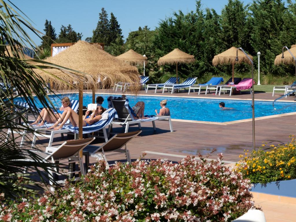 Bazén v ubytování Aldeia Azul Resort nebo v jeho okolí