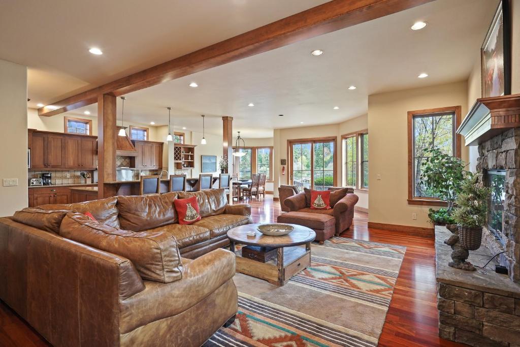 Una sala de estar con muebles de cuero y chimenea. en Drake Park Villa home, en Bend