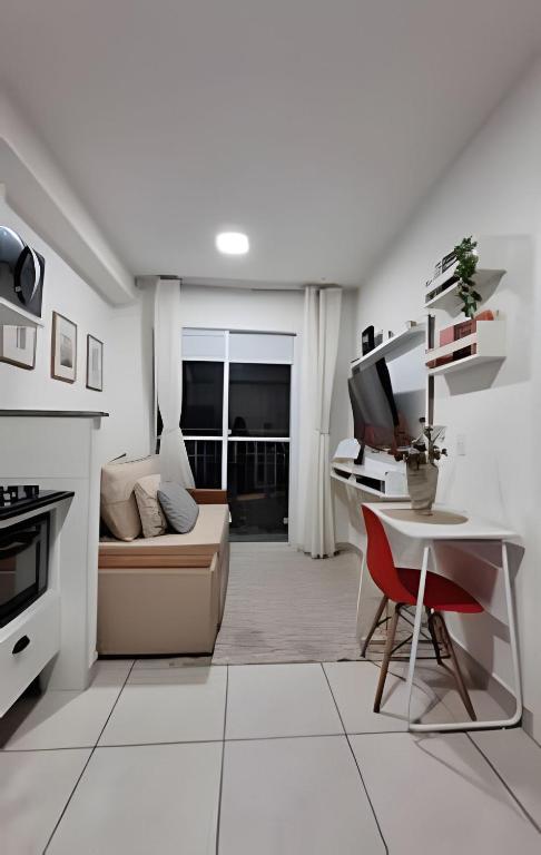 Hotel 1107 Ponte Laguna, Pq Burle Marx, Apto 1 dorm e Varanda, a white living room with a couch and a table at 1107 Ponte Laguna, Pq Burle Marx, Apto 1 dorm e Varanda in São Paulo