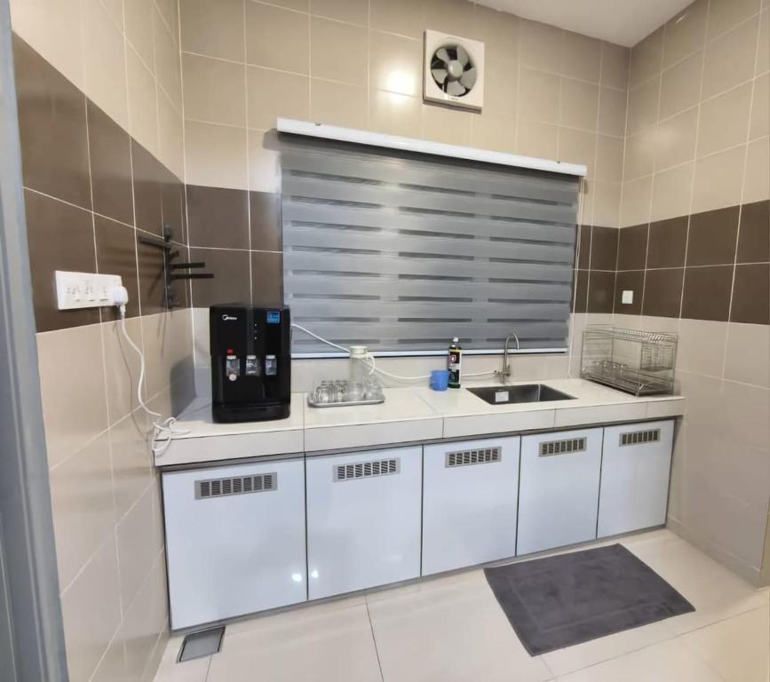 Una cocina blanca con fregadero y ventana. en Hello Pangkor Home 77 - A Nest for 15 buddies, en Pangkor
