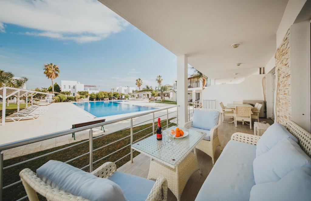 a balcony with a view of a swimming pool at Трехкомнатные апартаменты в жилом комплексе Caesar Beach D3 Flat4 in Boğaz