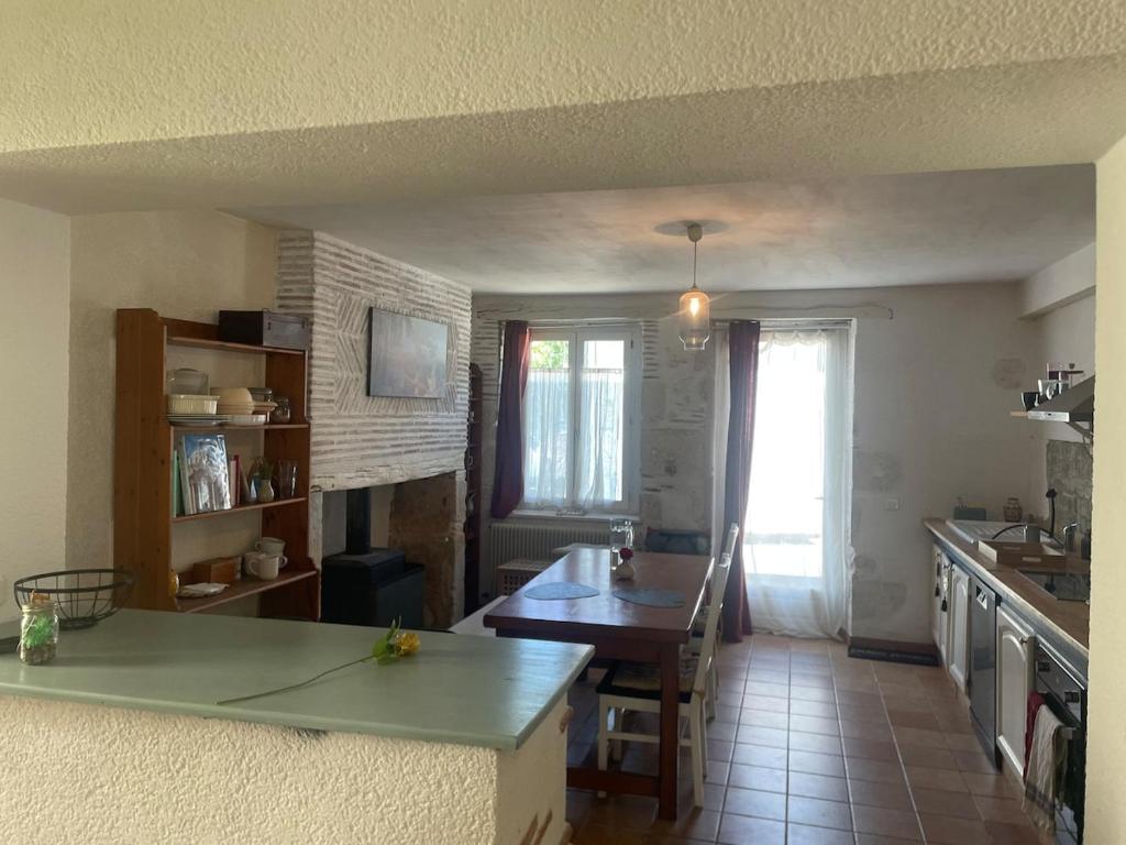 una cucina con un bancone e un tavolo di Maison de campagne a Barbaste