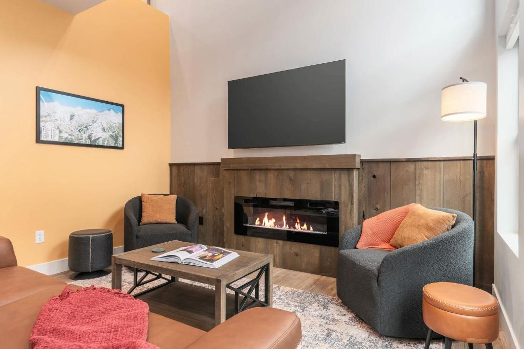Televisyen dan/atau pusat hiburan di Vibrant Home with Hot Tub AC & 2 Car Garage
