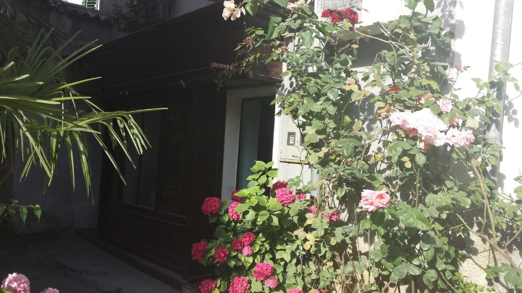 un mazzo di fiori sul lato di un edificio di Apartment Saric a Lovran (Laurana)