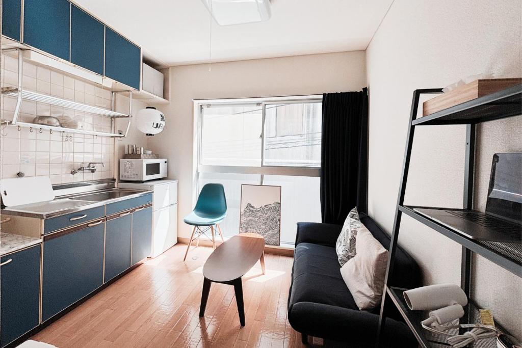 Η κουζίνα ή μικρή κουζίνα στο Vacation Rental -裏路地- 202 青い部屋 古馬場町