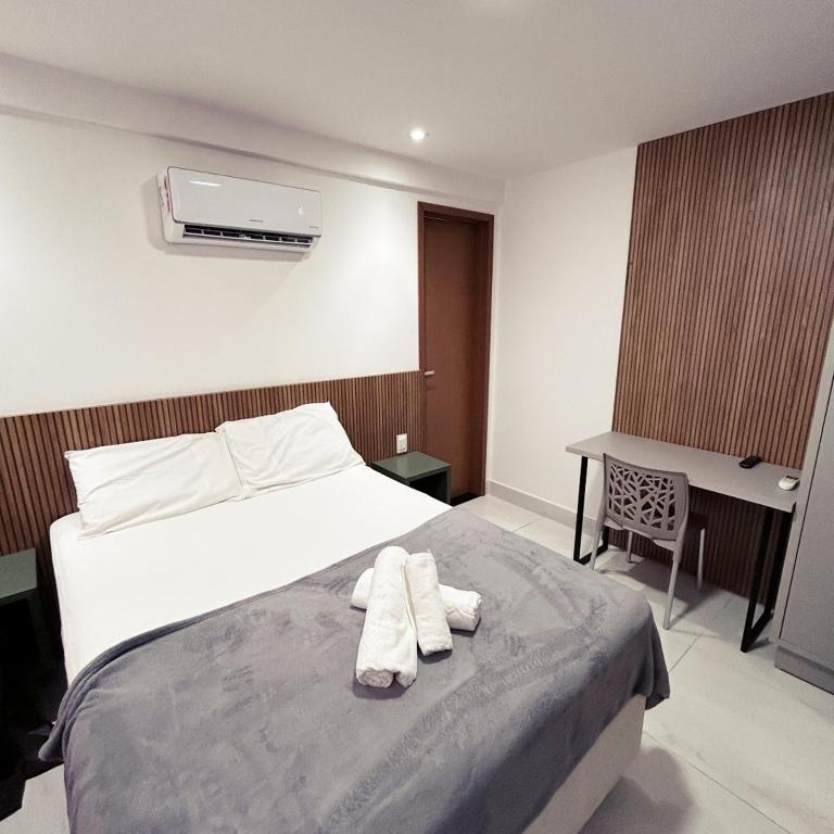 Nossa Senhora do LivramentoにあるParadise Flat 306.のタオルが敷かれたベッドのあるホテルの部屋
