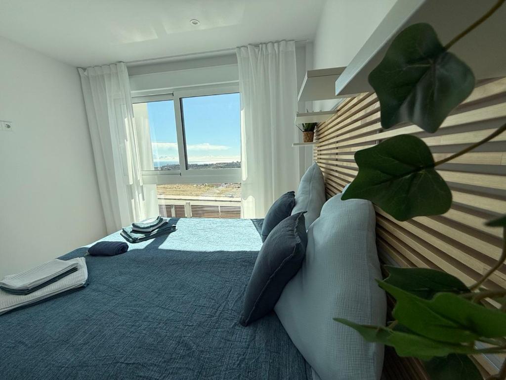 ein Schlafzimmer mit einem Sofa und einem großen Fenster in der Unterkunft Villa Mirasol - mountain-, sea view, roof terrace, private pool in Mutxamel