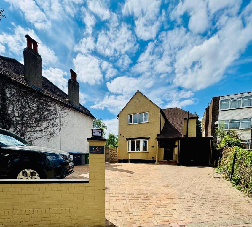 Harrow on the Hillにある135 Watford road 3 bedroom villaの前に車が駐車されている家
