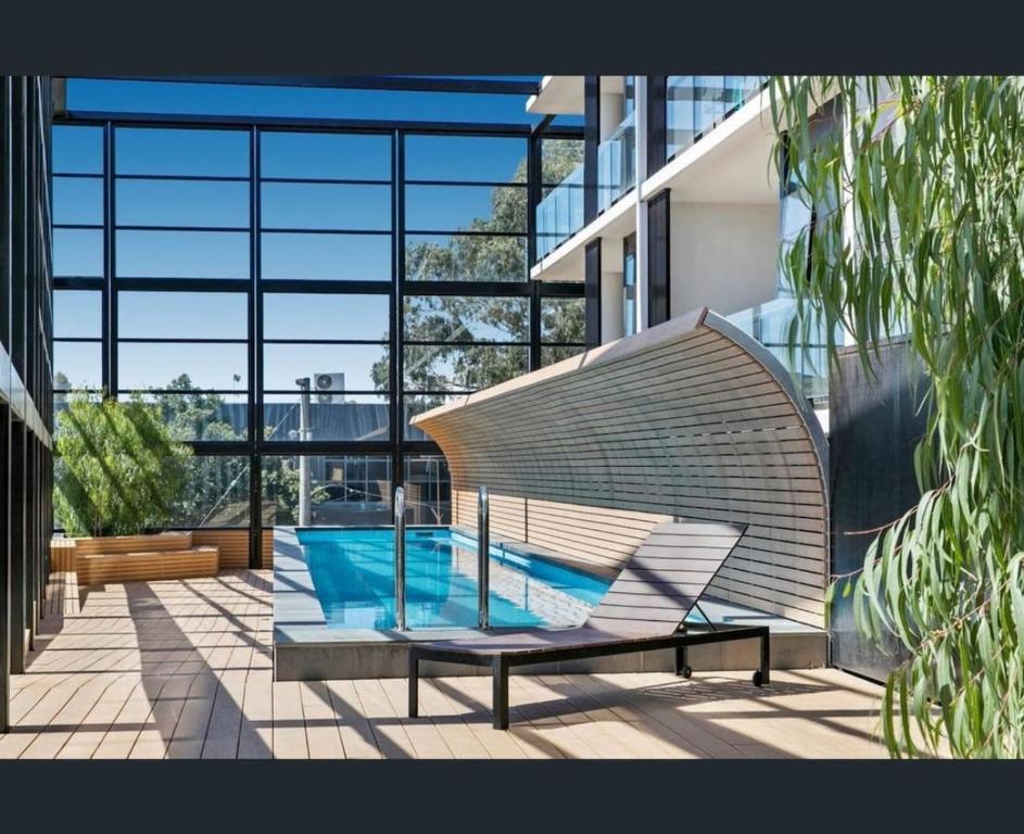 La alberca dentro o cerca de Luxe Tri-Level Opp Westfield Pool Gym Park for 2