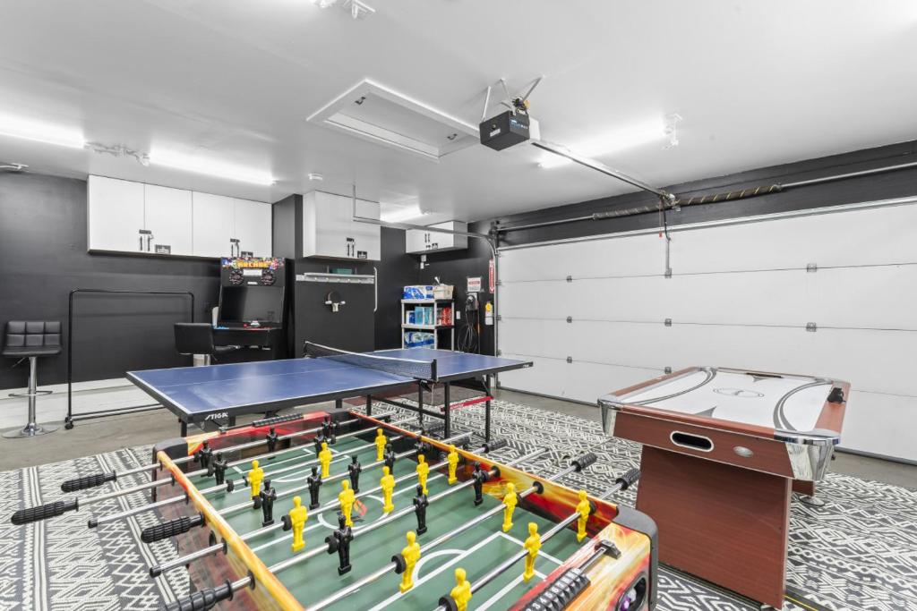 Story Time Hot Tub Game Room EV Charger Back Up Generator Mountain Luxury في بيغ بير لاكي: غرفة مع طاولة بينج بونغ وطاولة بينج بونغ