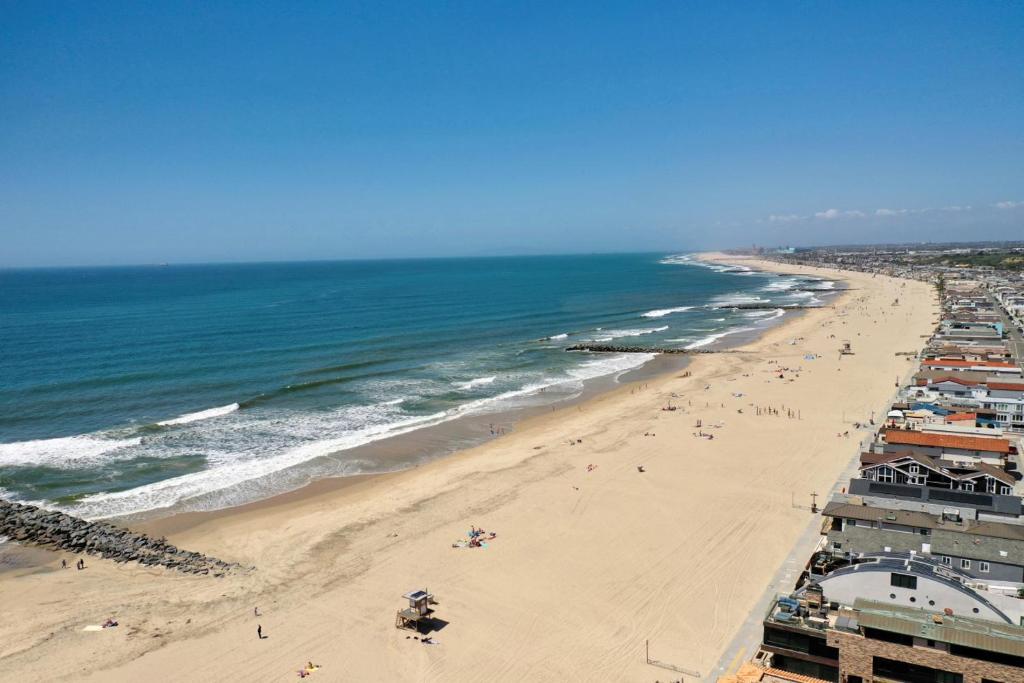 vista su una spiaggia con persone e sull'oceano di Steps to Lido Village and the Marina Heart of Lido Island 2 Car Garage a Newport Beach