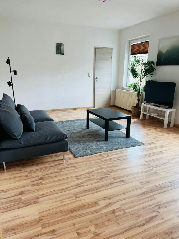 Televisyen dan/atau pusat hiburan di Spacious Apartment for 6