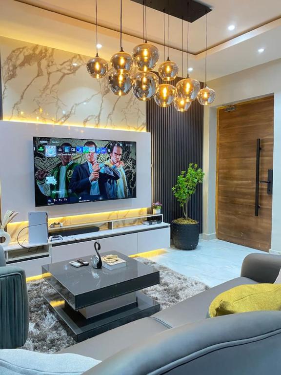 Μια τηλεόραση ή/και κέντρο ψυχαγωγίας στο 1 Bedroom Apt Sabolak Suites Bluewater