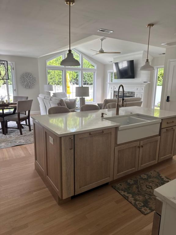 サラトガ・スプリングズにあるBright 2 Bedroom Home Close To The Trackのシンク付きのキッチンとリビングルーム