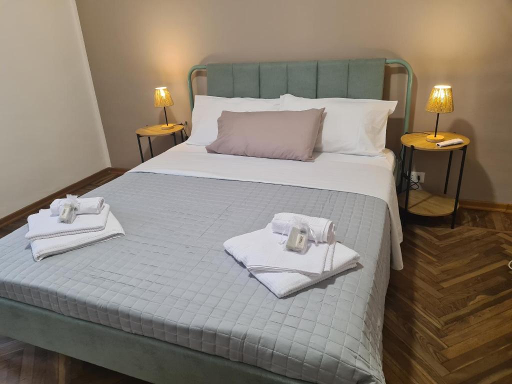 a bedroom with a bed with towels on it at Verdi House - 2 comode stanze matrimoniali in centro in Savigliano