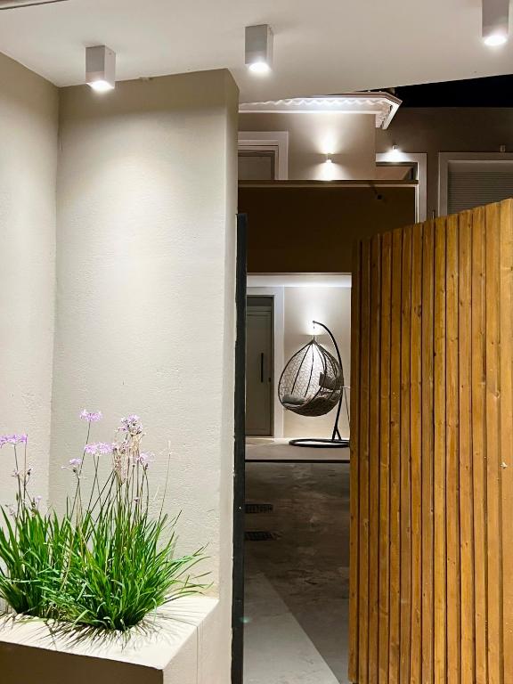 a room with a wall with a planter with flowers at Koselig Lodge in Pídhasos