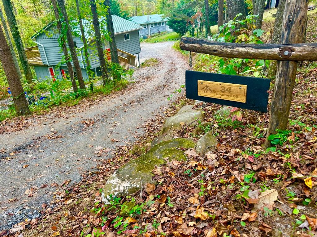 a dirt road with a sign next to a house at Beary Cozy in Fairview