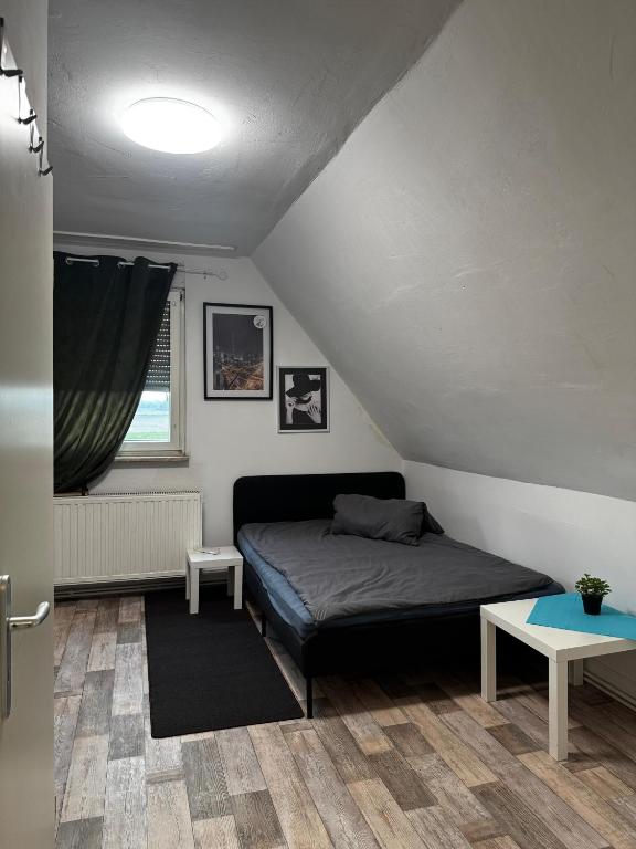 a small bedroom with a bed and a table at Frankenthal in Bobenheim-Roxheim