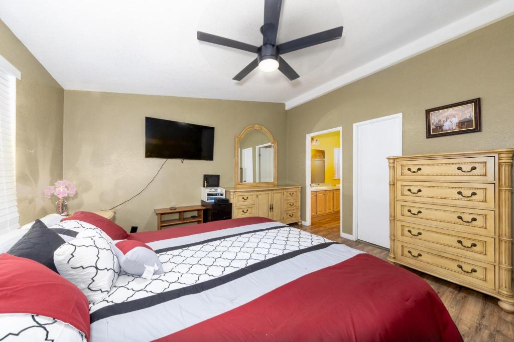 En eller flere senge i et værelse på 3 bedroom Country Home retreat