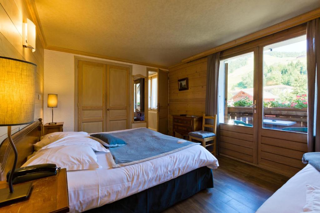 Postel nebo postele na pokoji v ubytování Hôtel La Montagne