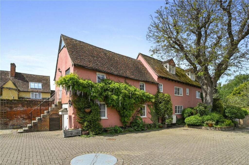 una casa rosa con hiedra a un lado. en Tallow Factory in Dedham, en Dedham