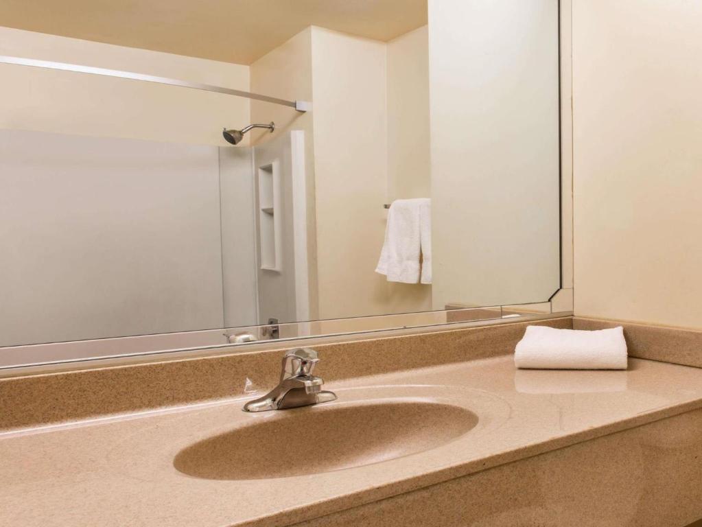 Days Inn by Wyndham Manassas Battlefield - King Room - Non-Smoking