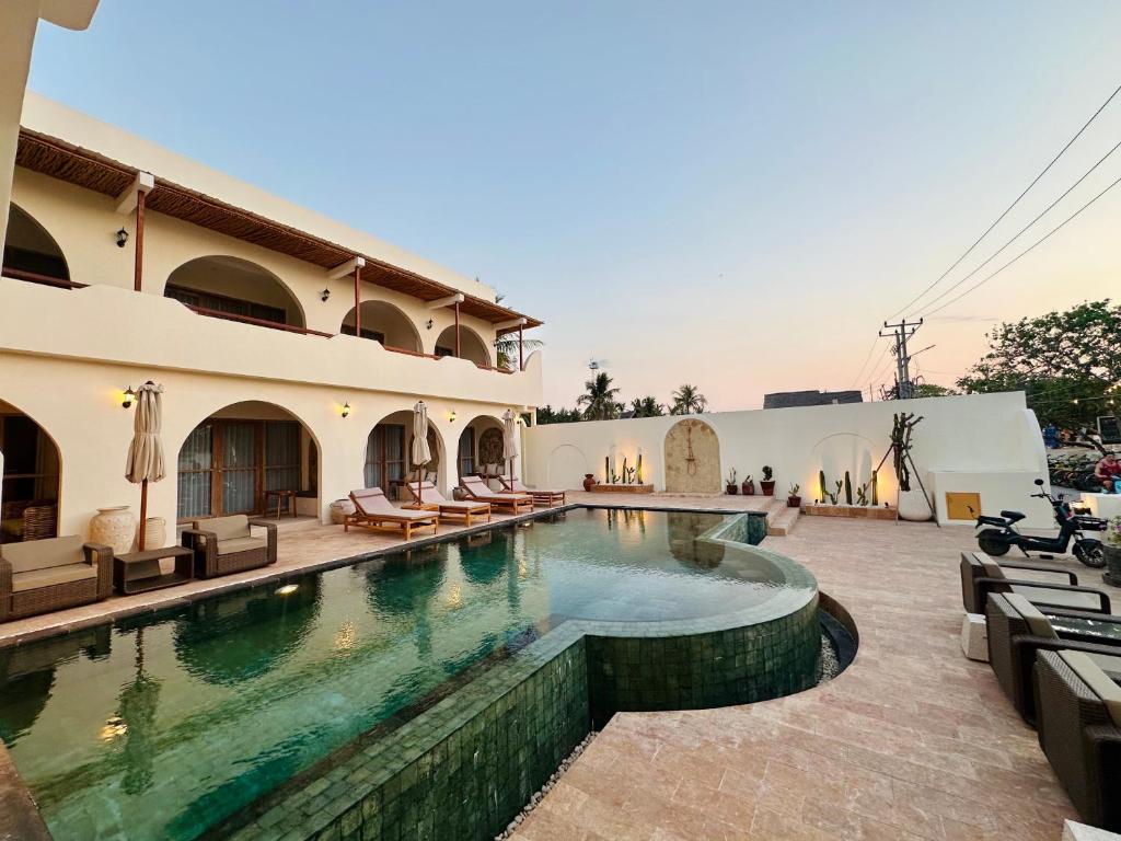 a swimming pool in the middle of a building at Segreto Boutique Resort in Gili Trawangan