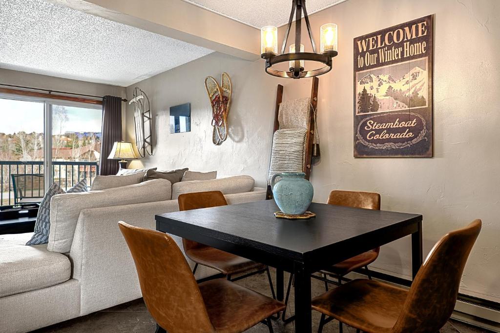 スティームボート・スプリングズにあるPowder Peak Retreatのソファとテーブルのあるリビングルーム
