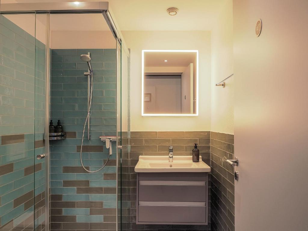 Modernes Hostel, Privatzimmer in Shared Apartment- 6min zur Olma Messe - Resim 14