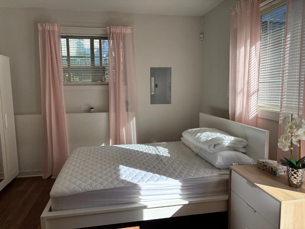 Un pat sau paturi într-o cameră la Cozy Bedroom Near Beach, Stanley Park, Cypress Mountain, Downtown Vancouver