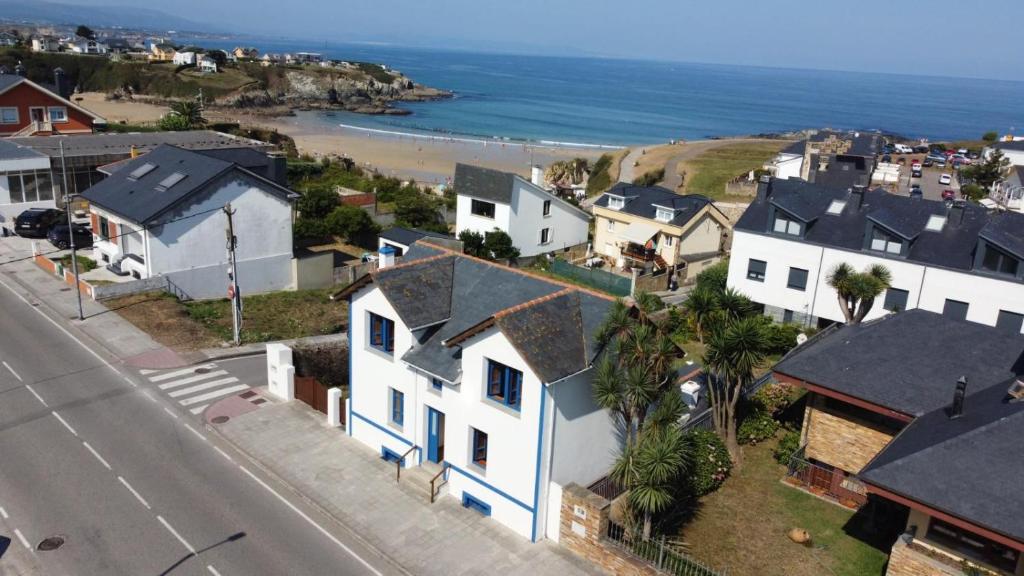 een luchtzicht op een buurt met huizen en de oceaan bij Casa Chita in Tapia de Casariego