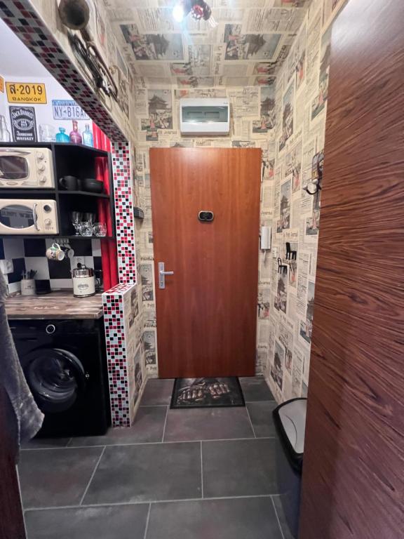 un bagno con porta e lavatrice/asciugatrice di Könighaus Apartmán a Kynšperk nad Ohří