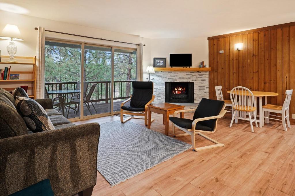 Χώρος καθιστικού στο Ski Condo 110 condo