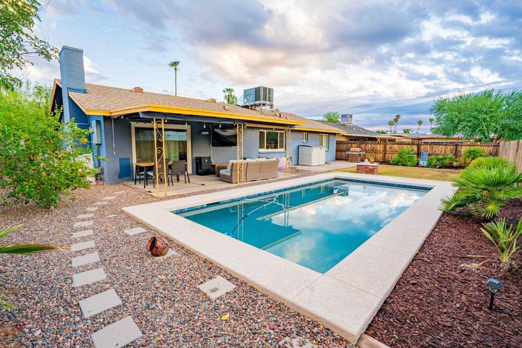 una casa con piscina en el patio en Stylish Tempe Home with Private Pool and Mins to ASU, en Tempe