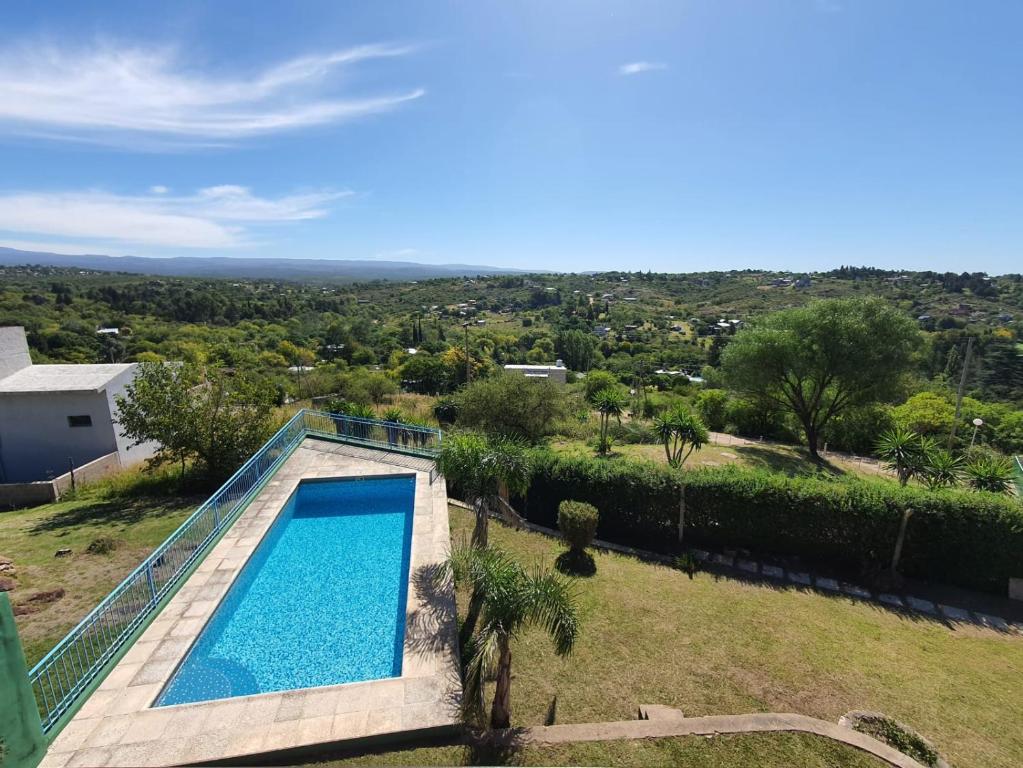 ein Pool an der Seite eines Hauses in der Unterkunft Casa en las Sierras de Cordoba in Villa Parque Siquiman